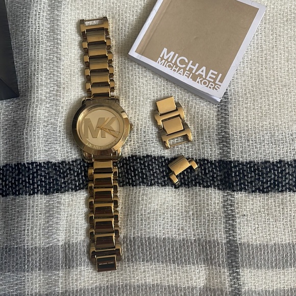 Michael Kors Gold Tone Runway Midsized Watch 38mm MK3206 - Picture 2 of 7